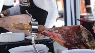 Nerja, Malaga-İspanya - 04 15 2018: İspanyolca jambon bir sergide kesme bıçakları ham