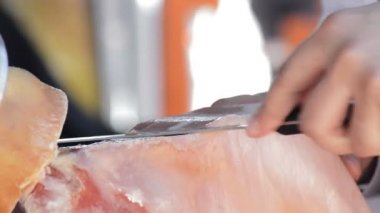 İspanyol serrano jambon dilimleri bir bıçak ile kesme