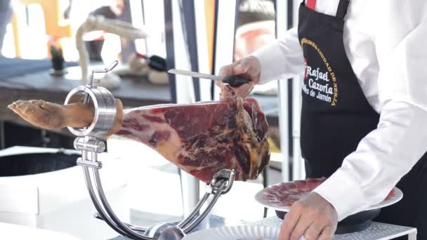 Nerja Malaga Spanje 2018 Spaanse Ham Cutter Snij Ham Voedsel — Stockvideo
