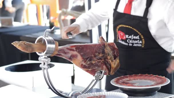 Nerja Malaga España 2018 Cortar Jamón Serrano Español Con Cuchillo — Vídeo de stock