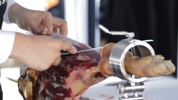 Cortador Jamón Español Rebanando Comida Jamón Una Exposición — Vídeos de Stock