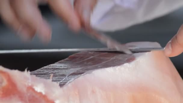 Spaans Serrano Ham Voedsel Snijden Met Een Ham Mes Plakjes — Stockvideo