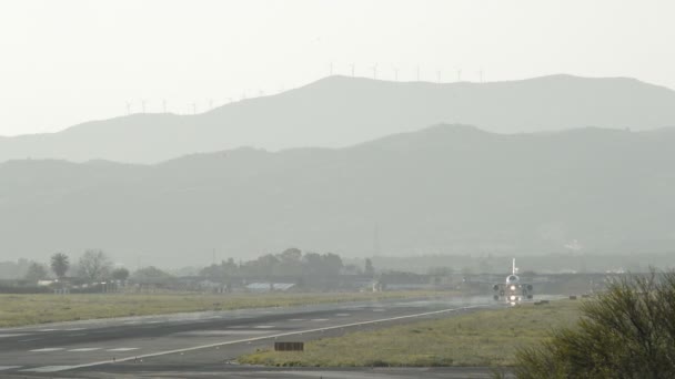 Avión Pasajeros Despegando Pista Del Aeropuerto Atardecer — Vídeos de Stock