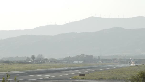 夕暮れの空港の滑走路から離陸する航空機 — ストック動画