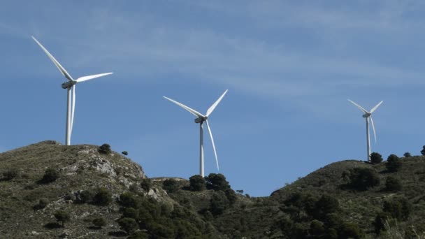 Turbinas Eólicas Energía Renovable Movimiento Montaña — Vídeos de Stock