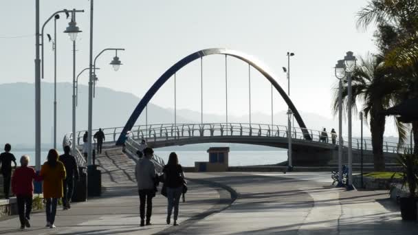 Pessoas Caminhando Passeio Marítimo Uma Ponte Lugar Mediterrâneo — Vídeo de Stock