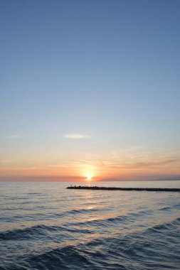 Akdeniz 'de güneş batarken kayalıklarda balıkçılarla