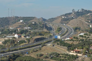 Güneşli bir günde, Torrox 'ta arabaların dolaştığı otoyol, İspanya