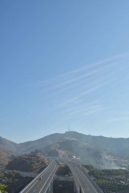 Dikey görünümde iki köprüde giden otoyol, Torrox, İspanya