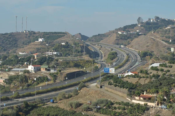 スペインのトロックスで晴れた日に循環する車と高速道路 — ストック写真