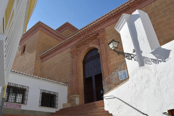 Puerta Entrada Una Iglesia Callejón Paredes Blancas Andaluzas — Foto de Stock