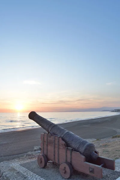 日没時に地中海沿岸の古い要塞の古い大砲 — ストック写真
