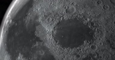 Ay 'ın yüzeyindeki Mare Crisium dönüşümlü olarak 3D