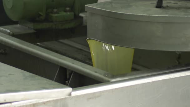 産業用オリーブ工場のマシンエキストラバージンオイルを戦う — ストック動画