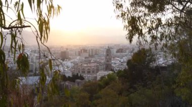 İspanya, Gibralfaro 'dan gün batımında katedralli Malaga şehrinin manzarası