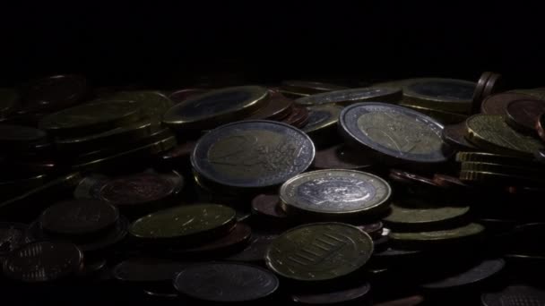 不同的欧元硬币在货币山转弯 — 图库视频影像