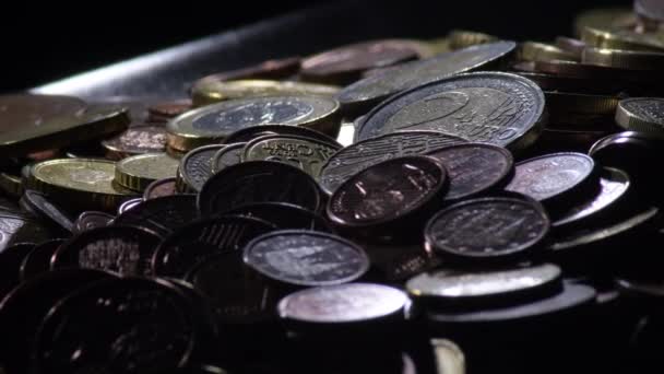 Κέρματα Ευρώ Gyrating Μαύρο Φόντο — Αρχείο Βίντεο