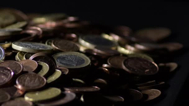 在黑色背景下翻山时使用过的欧元硬币 — 图库视频影像