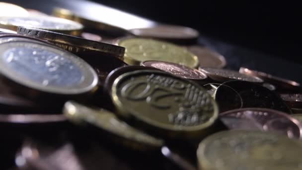 Berg Verschiedener Euromünzen Mit Schwarzem Hintergrund — Stockvideo