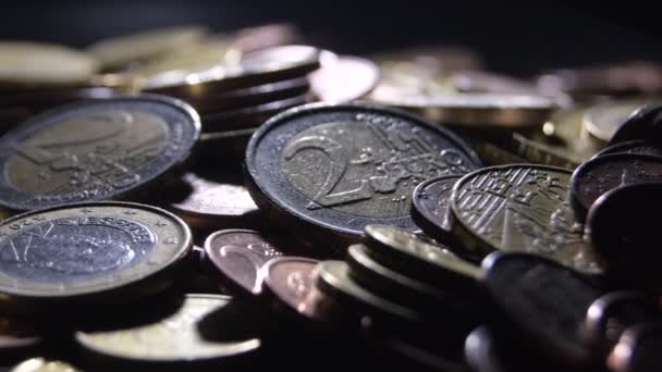 欧元硬币在黑色背景下回旋 — 图库视频影像