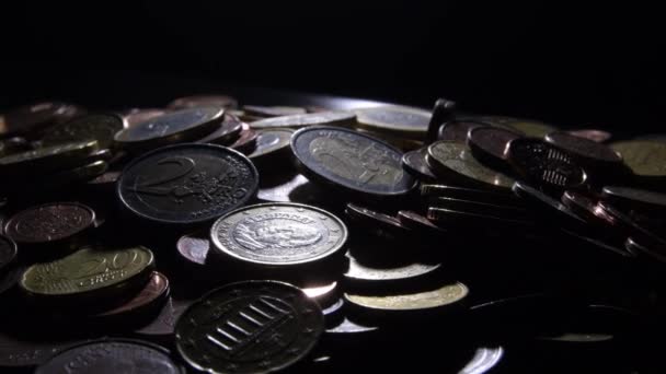欧元硬币在金钱的山中摇曳 — 图库视频影像