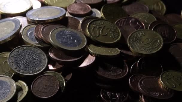 欧元硬币在堆积如山的货币中摇摆不定 — 图库视频影像