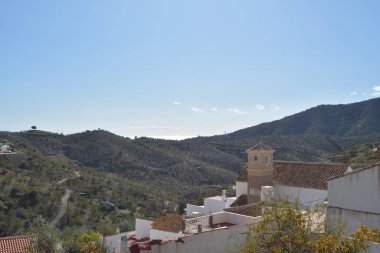 Daimalos köyü ve dağların arasında çan kulesi olan eski Hıristiyan kilisesi.