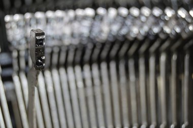 Eski qwerty daktilosunun basım anahtarındaki H harfi.