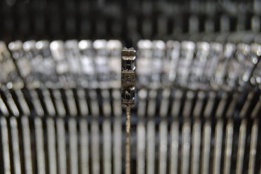 Eski bir qwerty daktilosundaki H harfi.