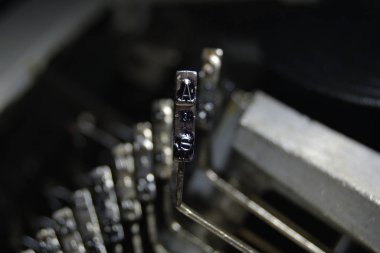 A harfi eski bir daktilonun yazım hatalarıyla dolu.