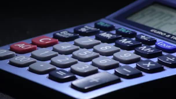 Cálculo Costos Con Una Calculadora Doméstica — Vídeo de stock