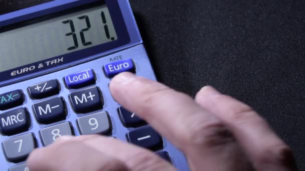 Mano Masculina Calculando Con Una Calculadora Doméstica Diferentes Operaciones — Vídeo de stock