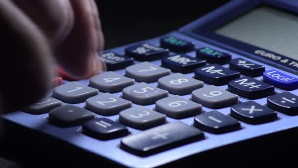 Обчислення Витрат Вітчизняним Калькулятором — стокове відео