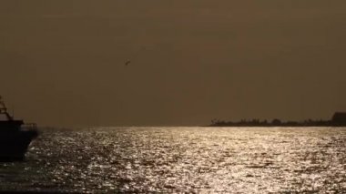 Balıkçı gemisi gün batımında yol alıyor