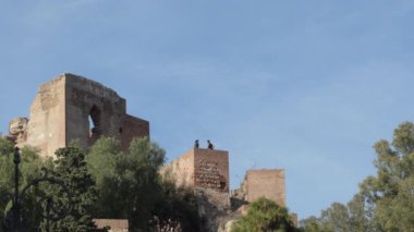 Turistler Alcazaba, Malaga, İspanya 'daki anıtı ziyaret ettiler