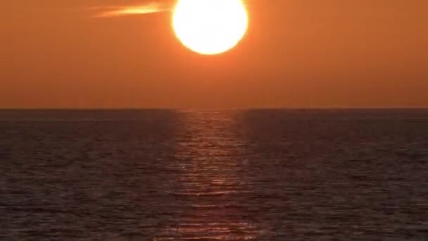 Solen Gömmer Sig Havet Vid Solnedgången Tiden Går — Stockvideo