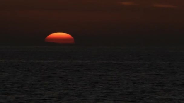 Solen Går Upp Horisonten Havet Vid Soluppgången Tiden Förfaller — Stockvideo