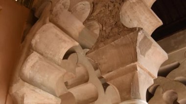 Alcazaba 'daki Multifoil kemerleri, eski müslüman sarayı, Malaga, İspanya. Eğil