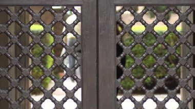 İslami saraydaki antik ahşap kapı kafesi Nasrid tarzı, Alcazaba, Malaga