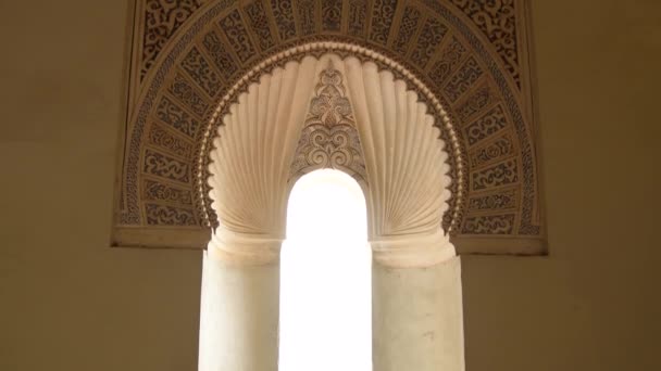 纳斯里德弧在西班牙马拉加的阿尔卡萨巴宫的内部 — 图库视频影像