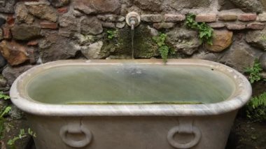 Alcazaba, Malaga, İspanya 'daki Müslüman sarayındaki küvet yazı tipi.