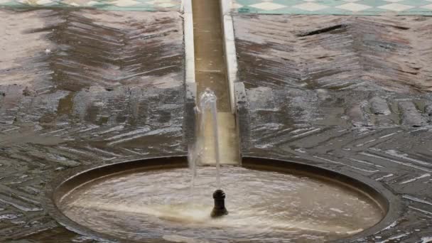 西班牙马拉加Alcazaba的一个肮脏的院子里倒水的字体 — 图库视频影像