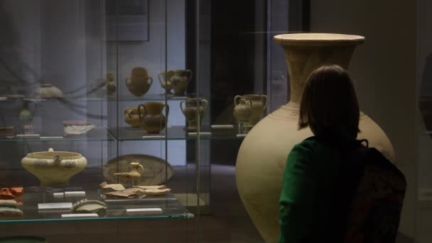 Niño Viendo Gran Jarrón Nazarí Museo Alcazaba Málaga España — Vídeos de Stock