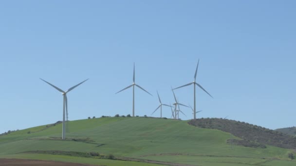 Paisagem Turbinas Eólicas Energia Renovável Campo Movendo Com Céu Azul — Vídeo de Stock