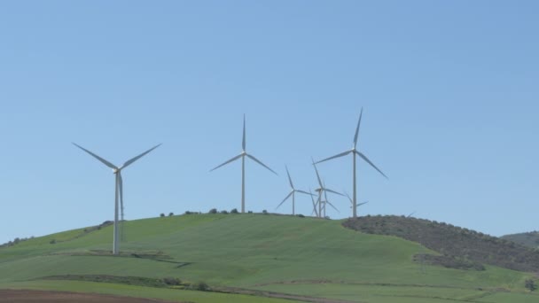 Landskap Vindkraftverk Förnybar Energi Fält Rör Sig Med Blå Himmel — Stockvideo