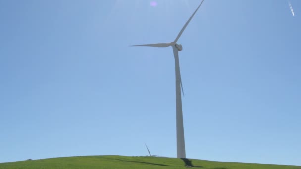 Gran Turbina Eólica Energía Renovable Movimiento Con Cielo Azul Día — Vídeos de Stock