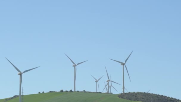 Landschap Van Windturbines Van Hernieuwbare Energie Een Heuvel Bewegend Met — Stockvideo