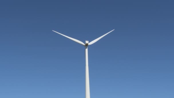 Turbine Éolienne Énergie Renouvelable Déplacer Les Pales Vue Dos — Video