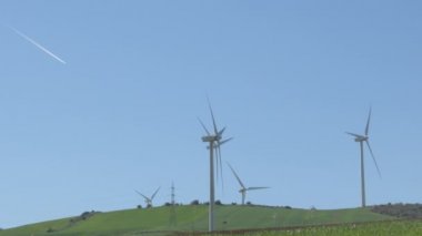 Yenilenebilir enerji türbinleri güneşli bir günde hareket ediyor
