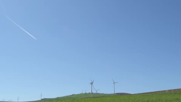 Větrné Turbíny Obnovitelné Energie Tryskovým Reaktorem Modré Obloze Slunečný Den — Stock video